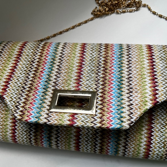Neutral raffia clutch with zig zag rainbow colors with gold chain - Picture 1 of 7